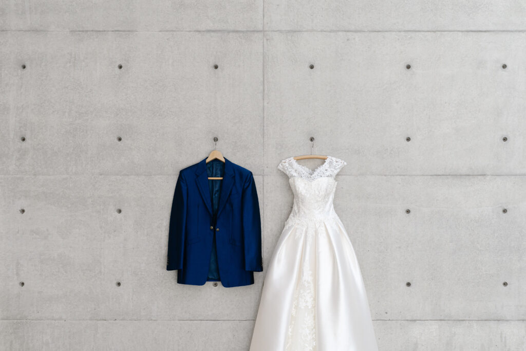 安藤建築のコンクリートに映えるウエディングドレス（グランドニッコー淡路）