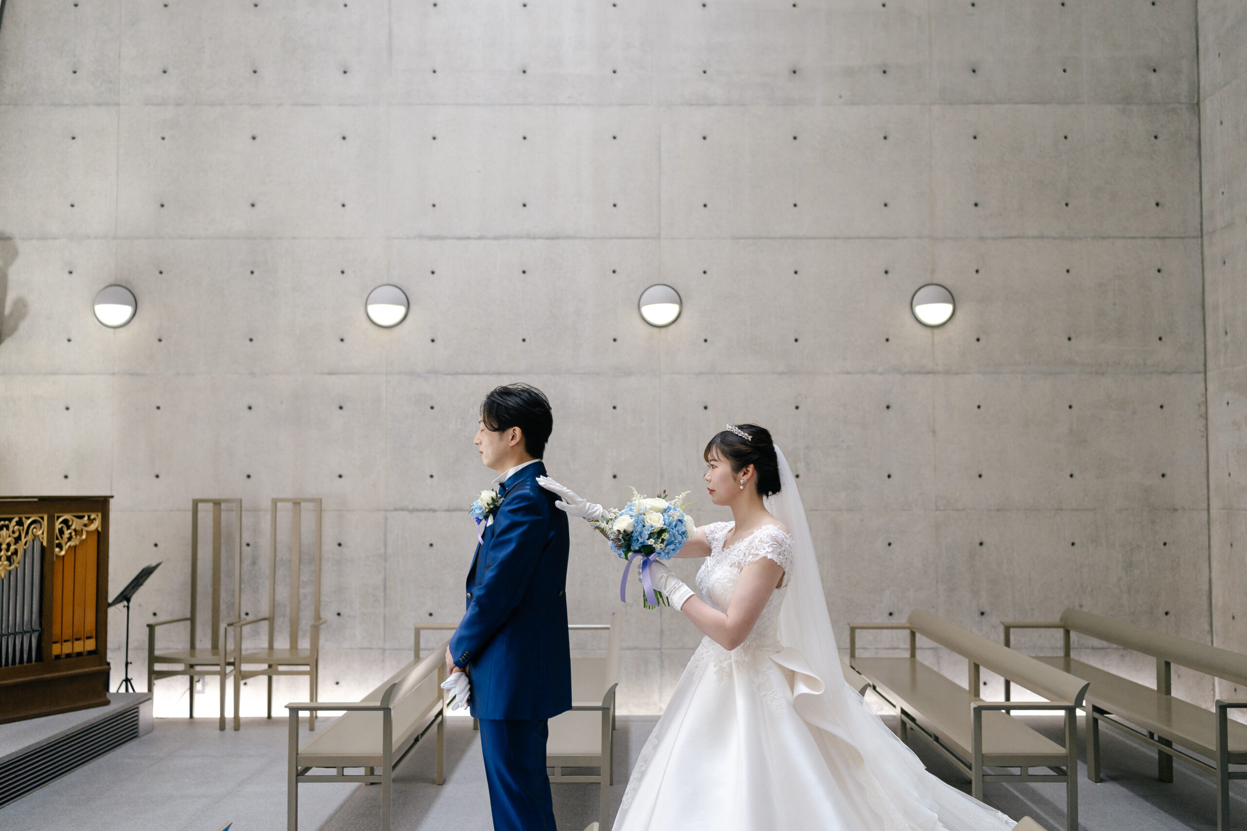 グランドニッコー淡路 海の教会で挙式する花嫁 純白のウエディングドレスと光