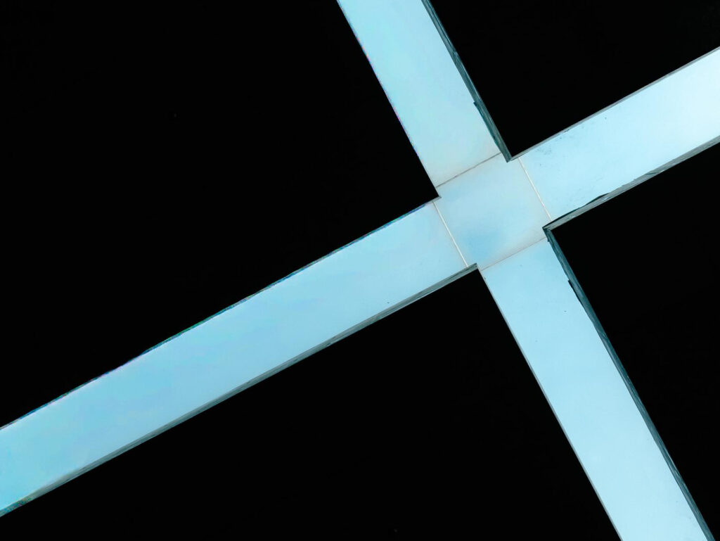 天井から空の青さが見える海の教会（グランドニッコー淡路）