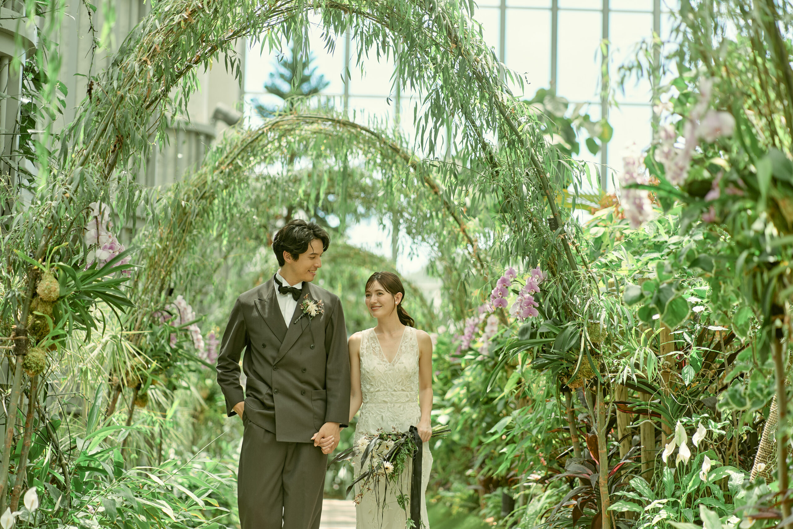 あわじグリーン館でのウエディング挙式シーン 自然光と植物に包まれた誓いの瞬間