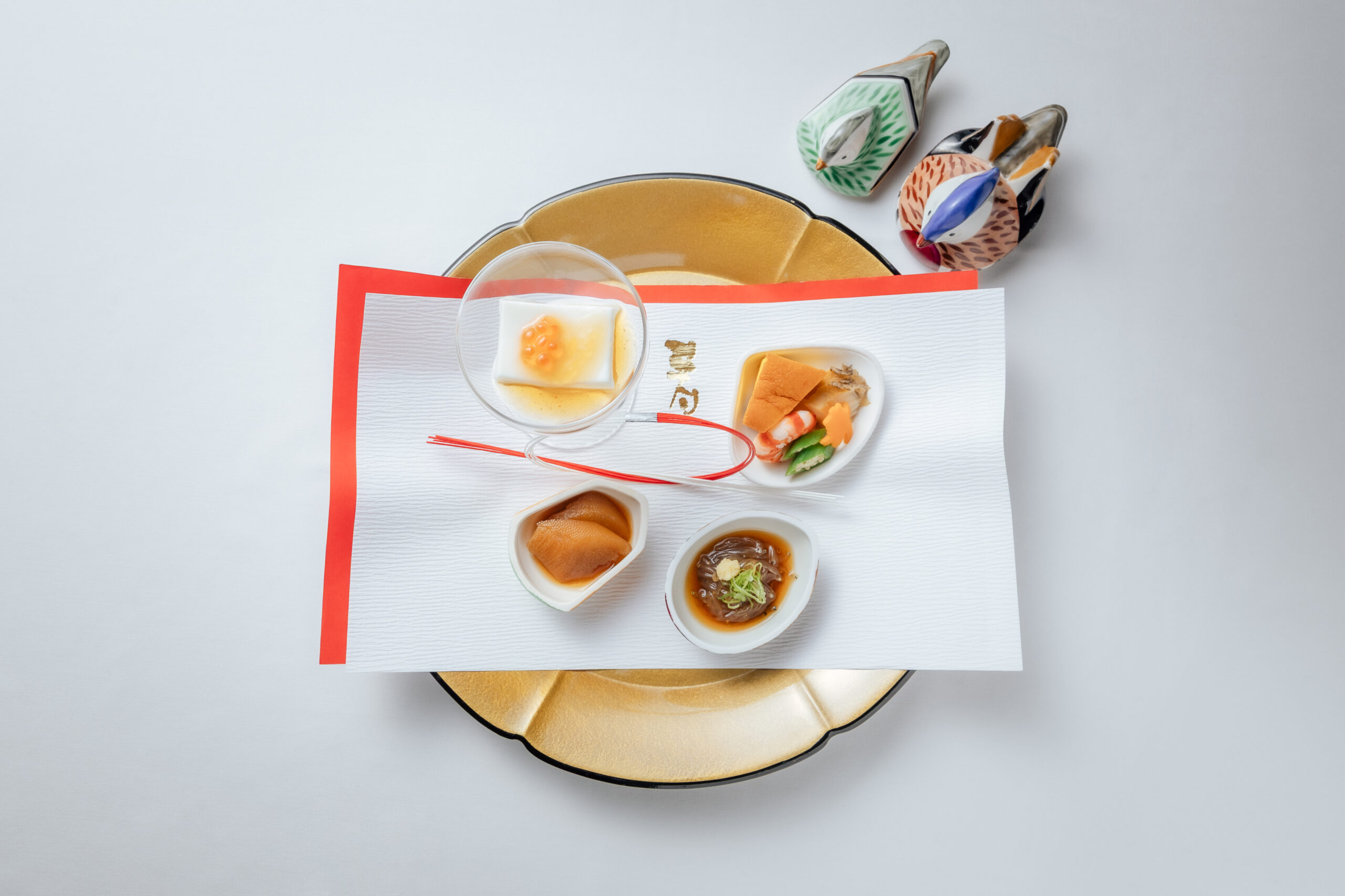 グランドニッコー淡路 披露宴会場全景とテーブルコーディネート｜淡路島ブライダル・結婚式場