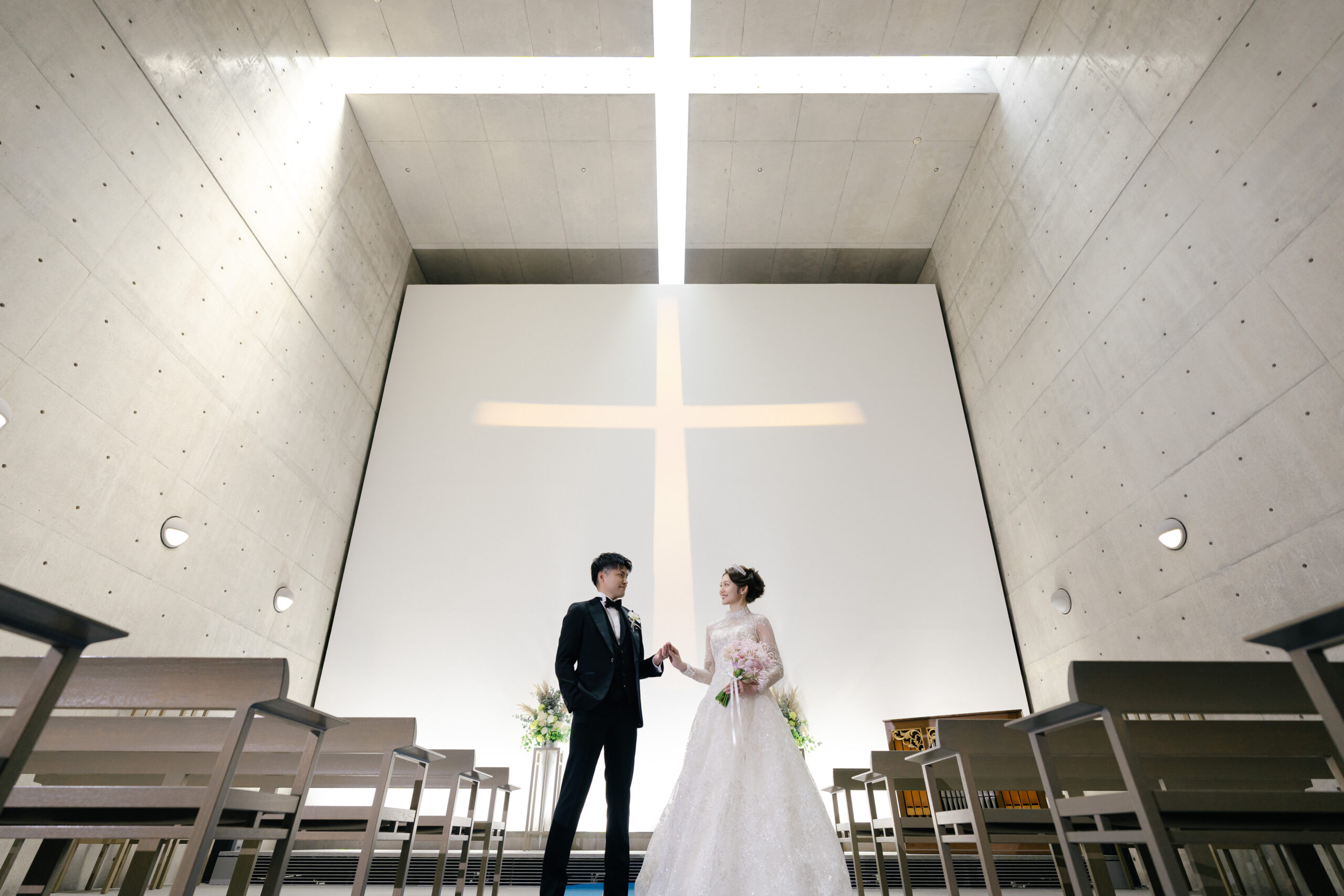 グランドニッコー淡路 海の教会または百段苑でプリンセスラインのドレスを纏う花嫁 裾が華やかに広がるロケーションフォト