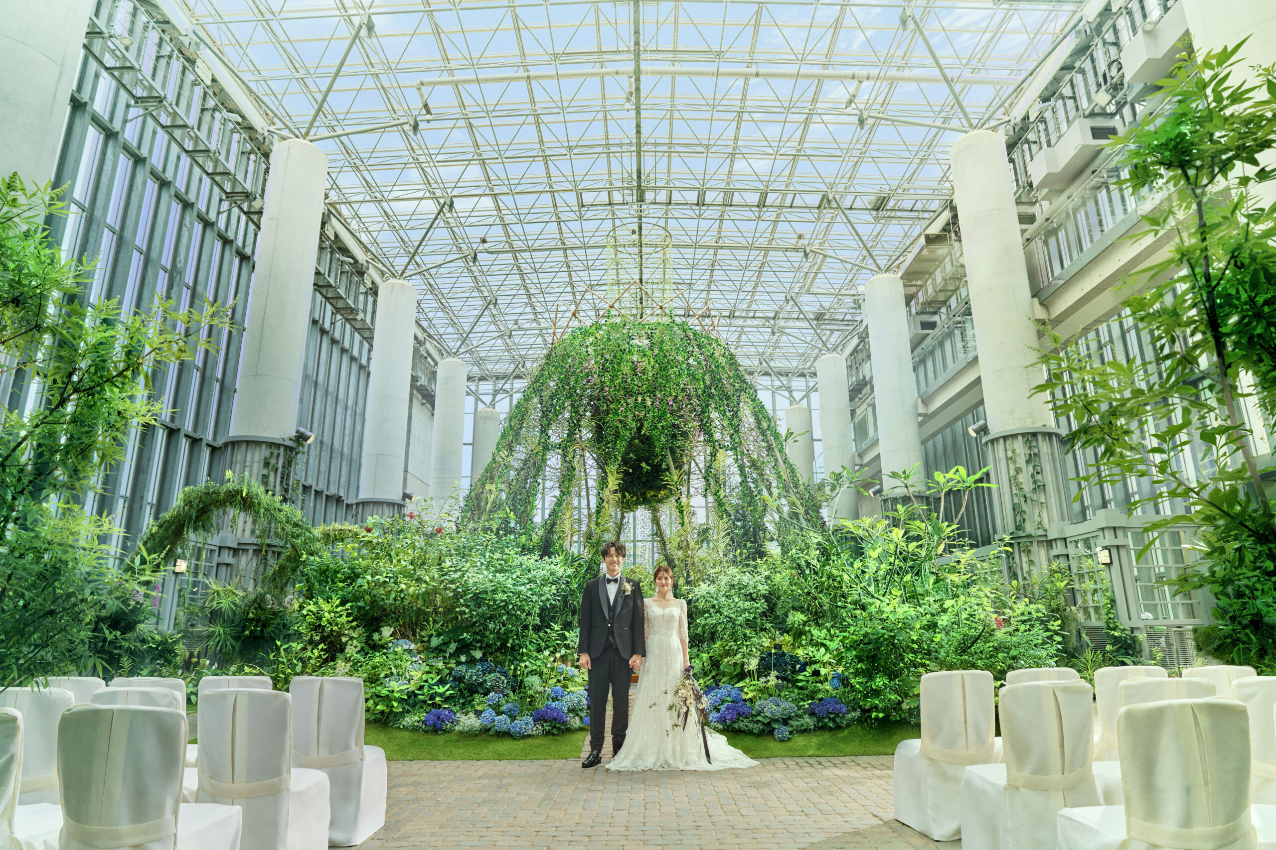 グランドニッコー淡路 全天候型の屋内スポットで叶える季節の花々に包まれたウエディングシーン