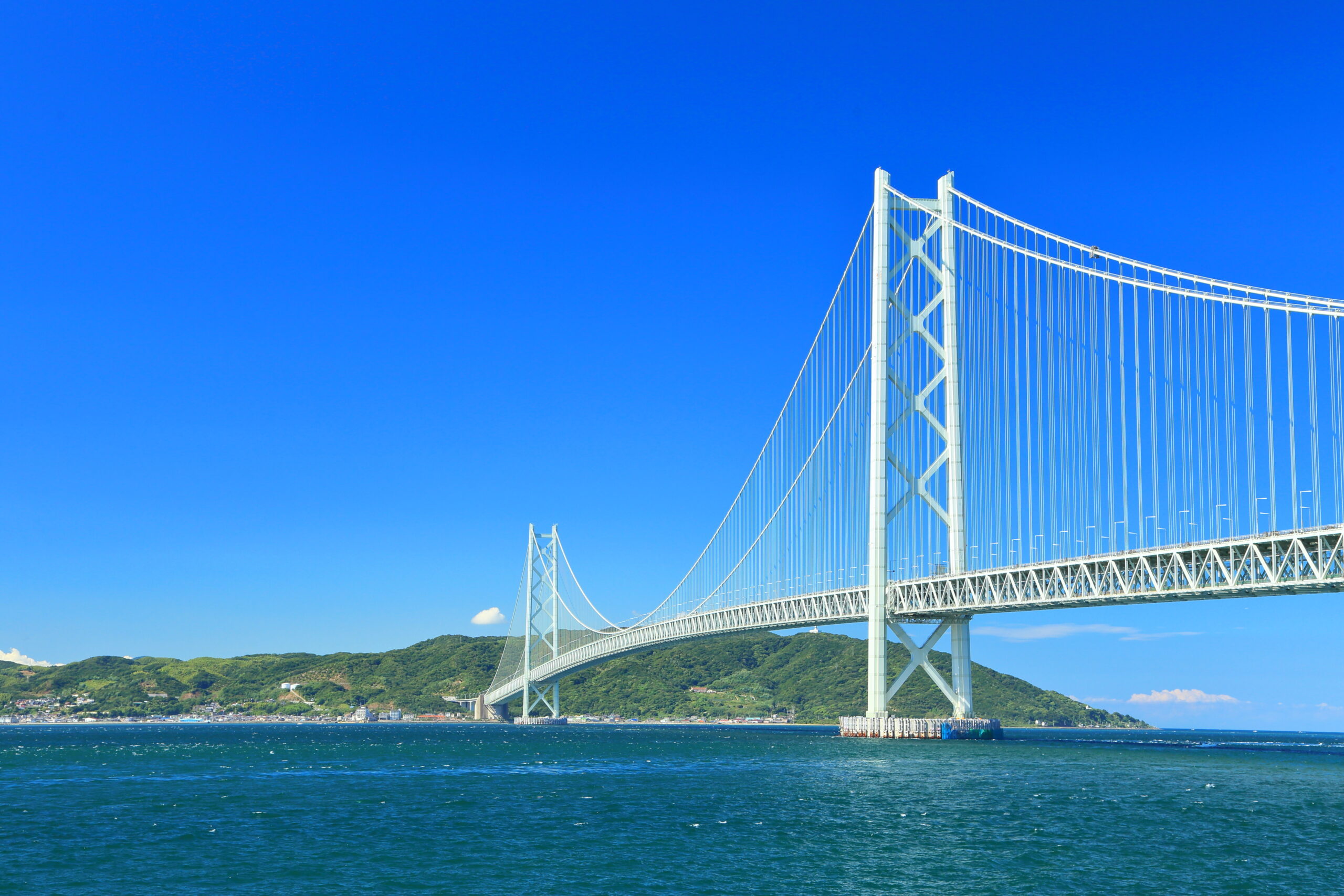 明石海峡大橋を望む淡路島の海と空 神戸から車で約30分のリゾートウエディングの舞台