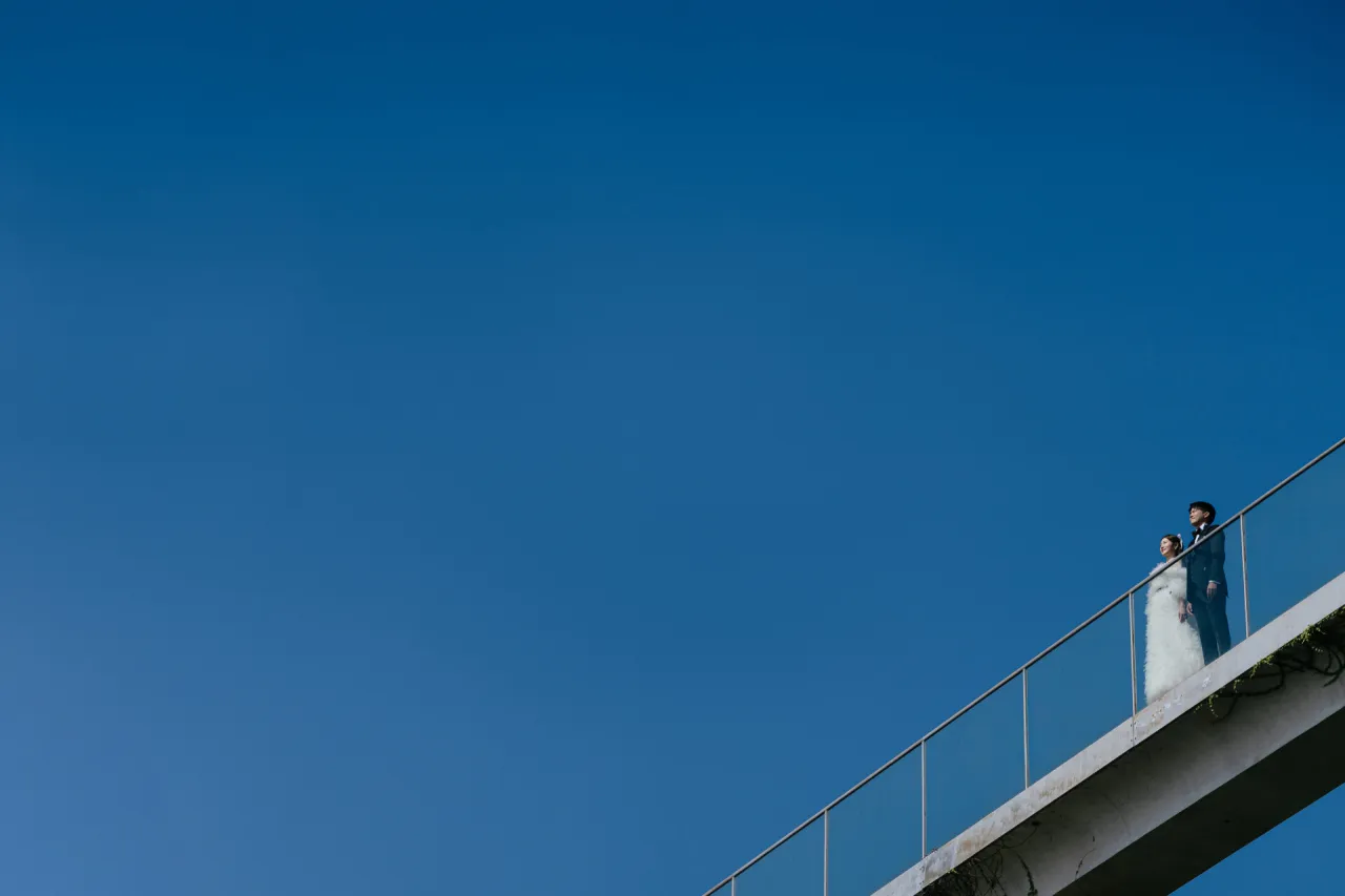 海の教会までめぐる、秋晴れの前撮りストーリー